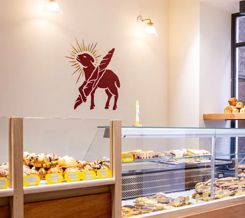 Vitrine intérieure de la Boulangerie Saint-Sauveur