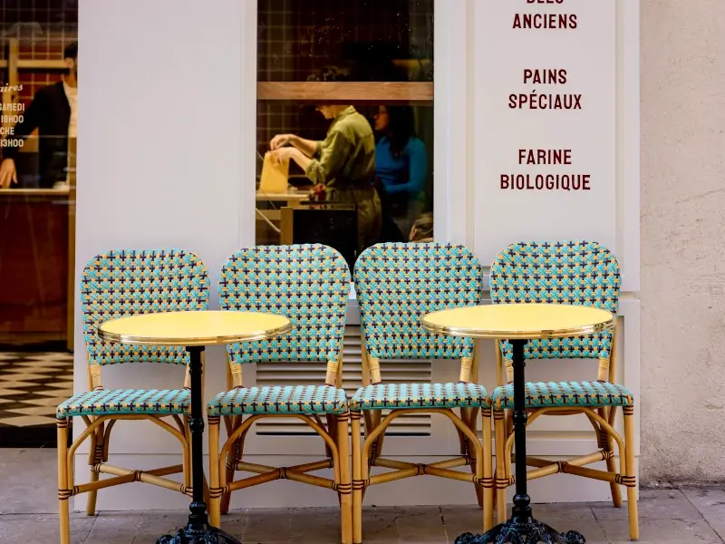 Terrasse devant la boulangerie Saint-Sauveur